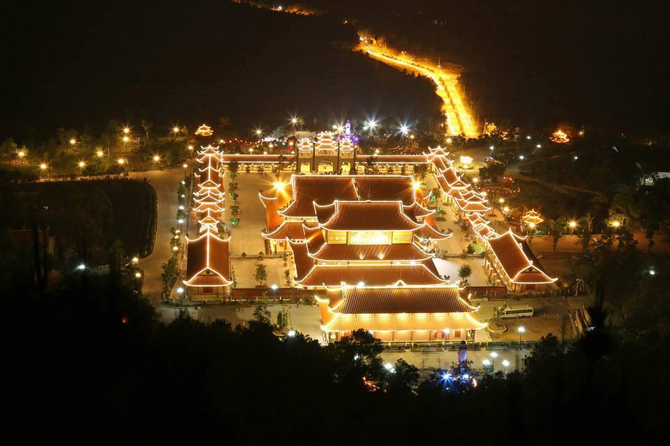 chùa Ba Vàng về đêm